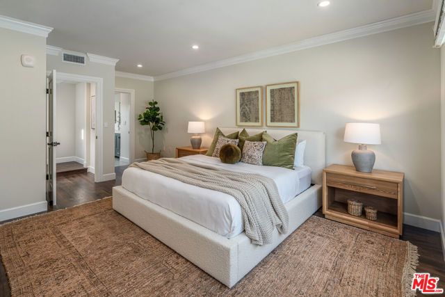 1147 N Beachwood 5, Los Angeles, CA 90038