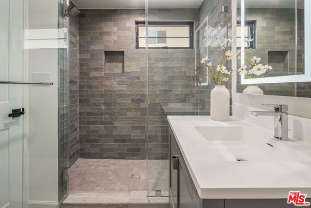 1147 N Beachwood 5, Los Angeles, CA 90038