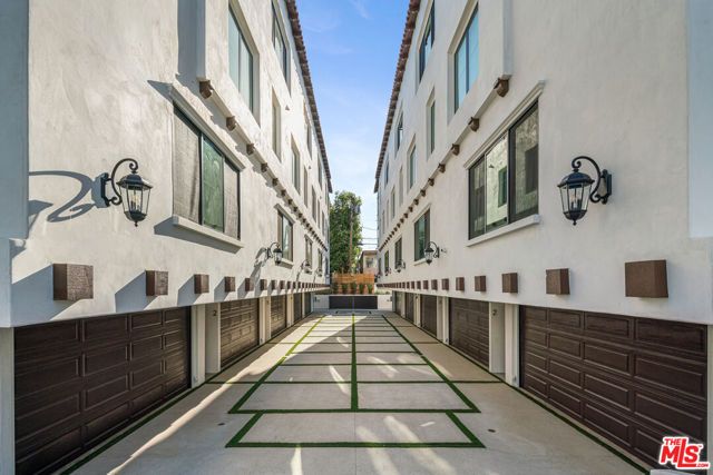 1147 N Beachwood 5, Los Angeles, CA 90038