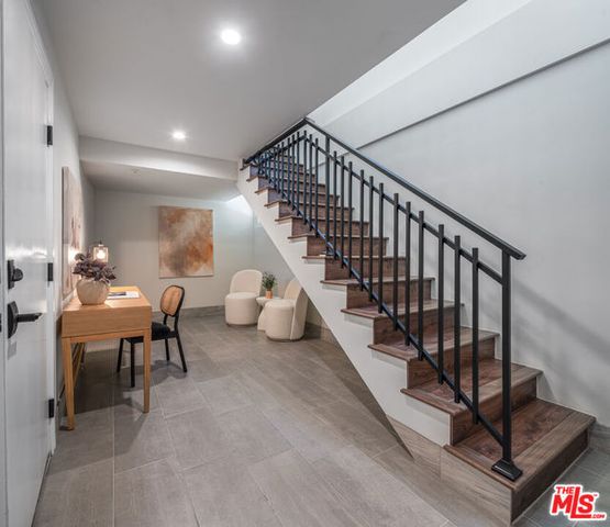 1147 N Beachwood 5, Los Angeles, CA 90038