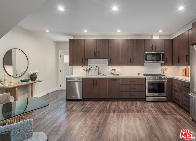 1147 N Beachwood 5, Los Angeles, CA 90038