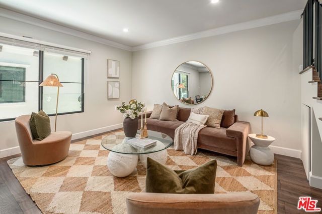 1147 N Beachwood 5, Los Angeles, CA 90038