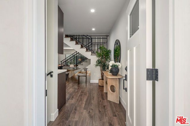 1147 N Beachwood 5, Los Angeles, CA 90038