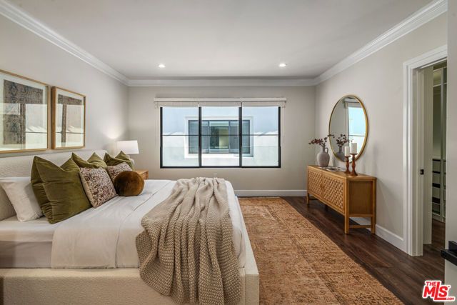 1147 N Beachwood 5, Los Angeles, CA 90038