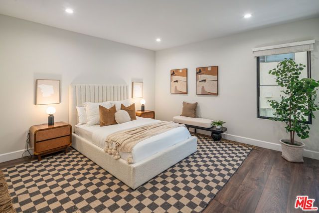 1147 N Beachwood 5, Los Angeles, CA 90038