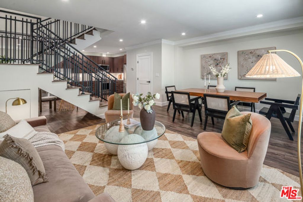1147 N Beachwood 5, Los Angeles, CA 90038