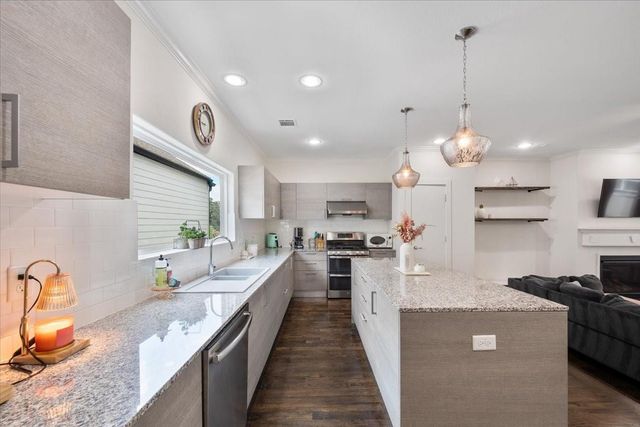 1333 W 22nd Street F, Houston, TX 77008