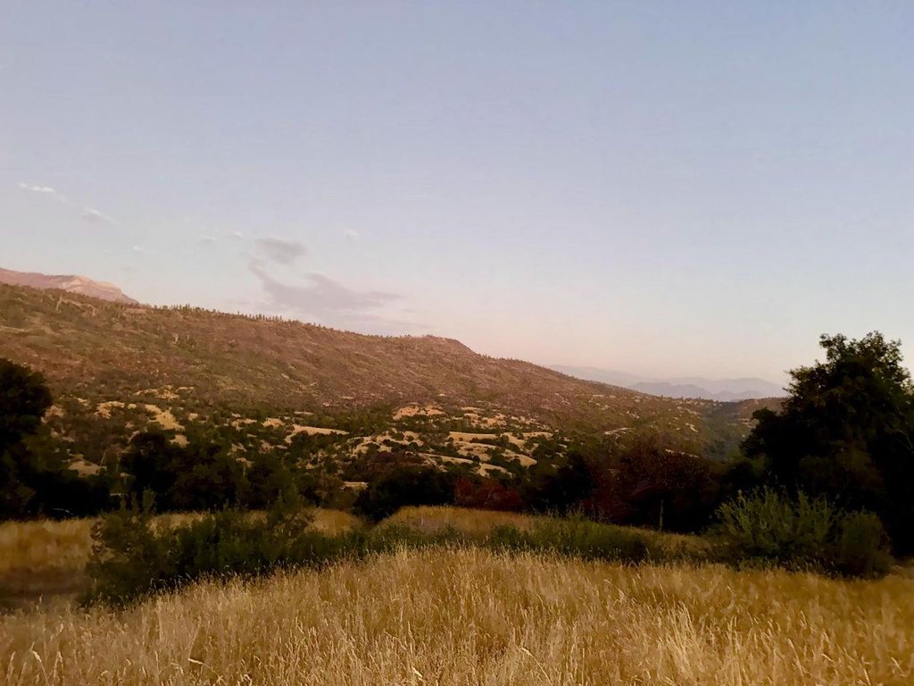 Image 3 of property listing at 369 Hogback, Miramonte, CA 93641