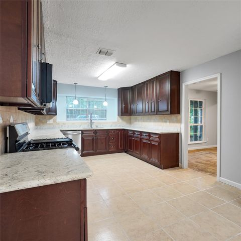 813 Glen Hollow Court, Conroe, TX 77385