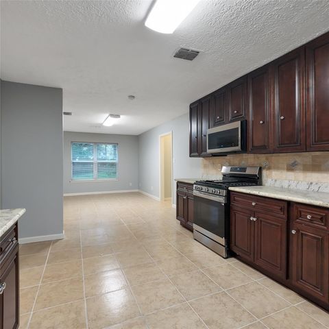 813 Glen Hollow Court, Conroe, TX 77385