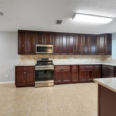 813 Glen Hollow Court, Conroe, TX 77385