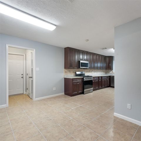 813 Glen Hollow Court, Conroe, TX 77385