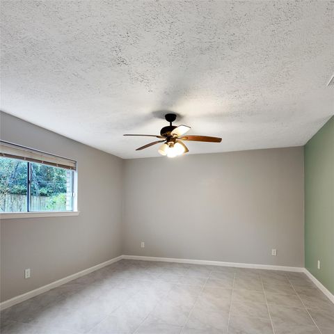 813 Glen Hollow Court, Conroe, TX 77385