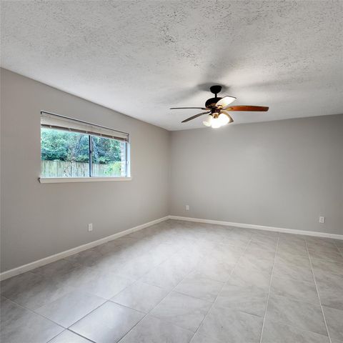 813 Glen Hollow Court, Conroe, TX 77385