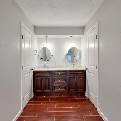 813 Glen Hollow Court, Conroe, TX 77385