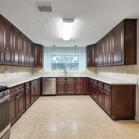 813 Glen Hollow Court, Conroe, TX 77385