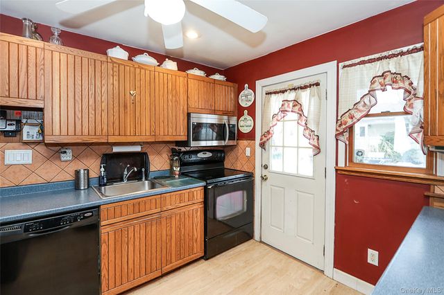 48 Pine Street, Hicksville, NY 11801