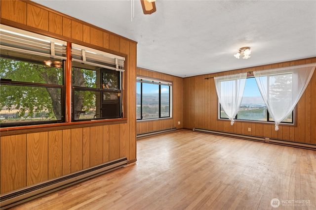 1550 Pear Lane, Rock Island, WA 98850