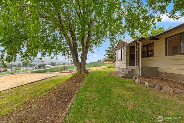 1550 Pear Lane, Rock Island, WA 98850