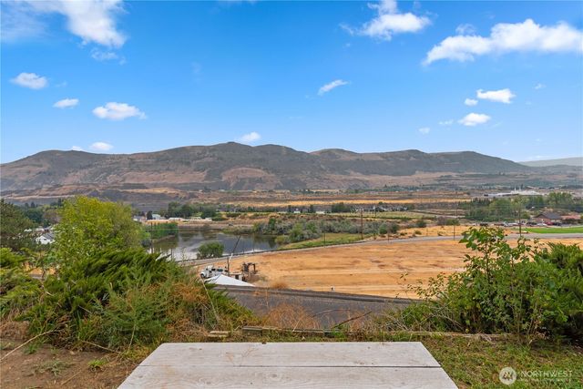 1550 Pear Lane, Rock Island, WA 98850