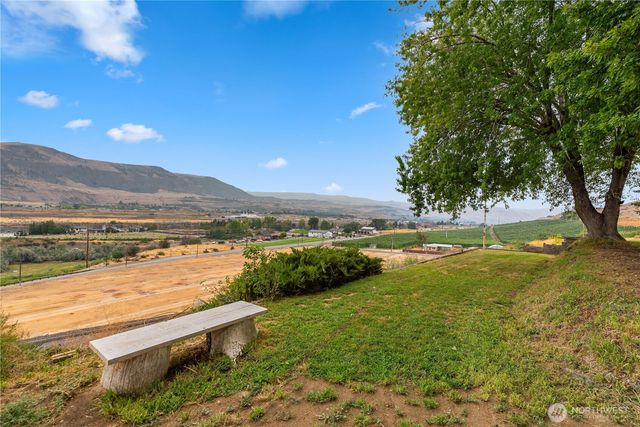 1550 Pear Lane, Rock Island, WA 98850