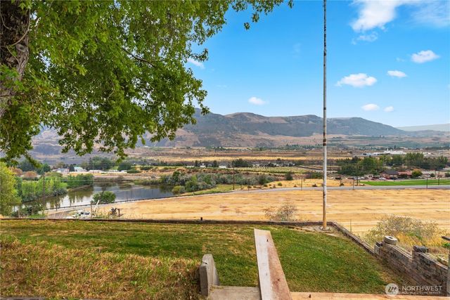 1550 Pear Lane, Rock Island, WA 98850