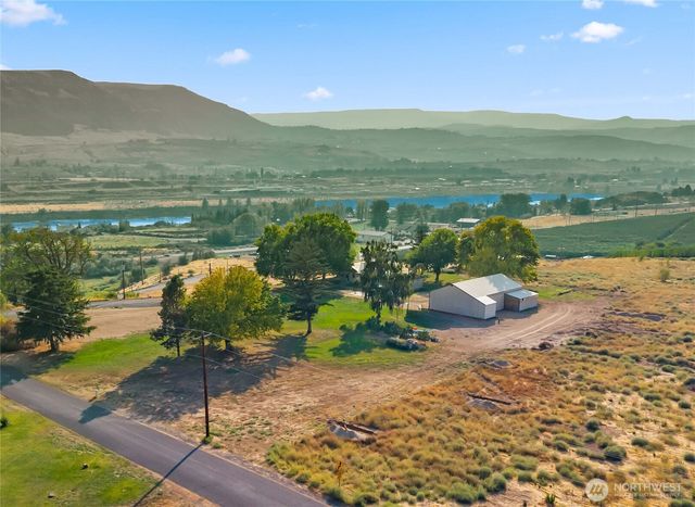 1550 Pear Lane, Rock Island, WA 98850