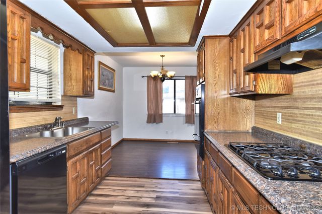 2208 W Memphis Street, Broken Arrow, OK 74012