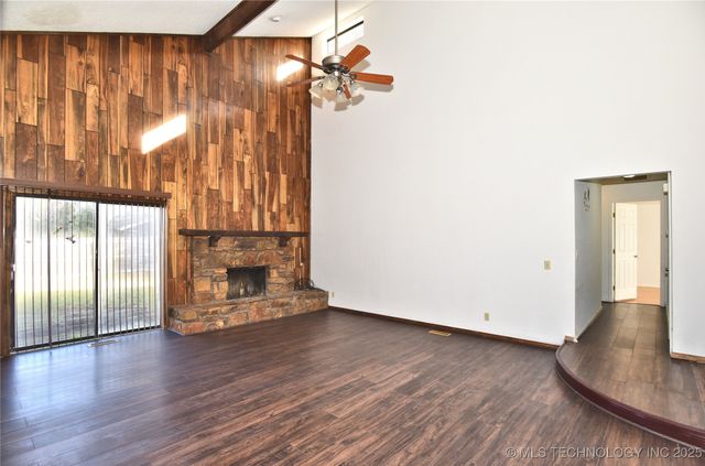 2208 W Memphis Street, Broken Arrow, OK 74012