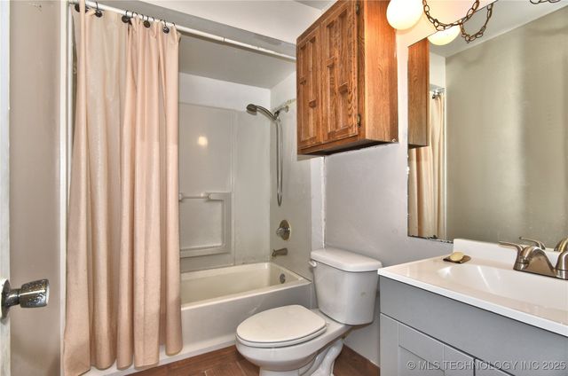 2208 W Memphis Street, Broken Arrow, OK 74012