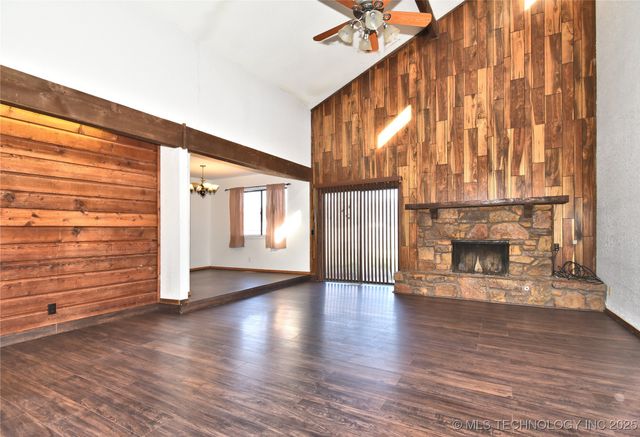 2208 W Memphis Street, Broken Arrow, OK 74012