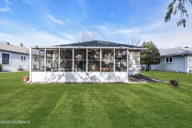 7 Georgetown Drive, Toms River, NJ 08757