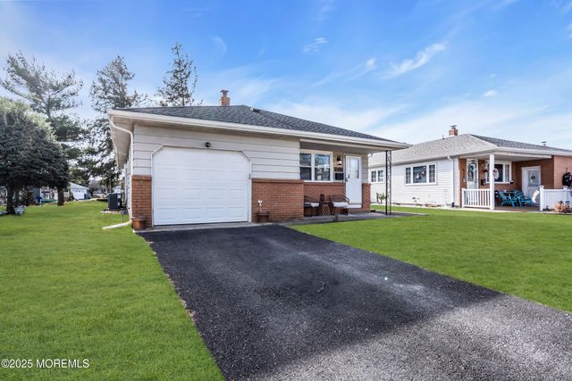 7 Georgetown Drive, Toms River, NJ 08757