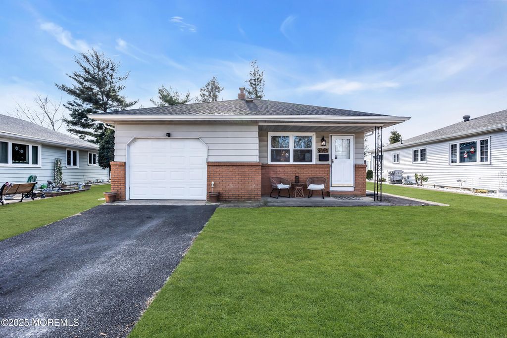 7 Georgetown Drive, Toms River, NJ 08757