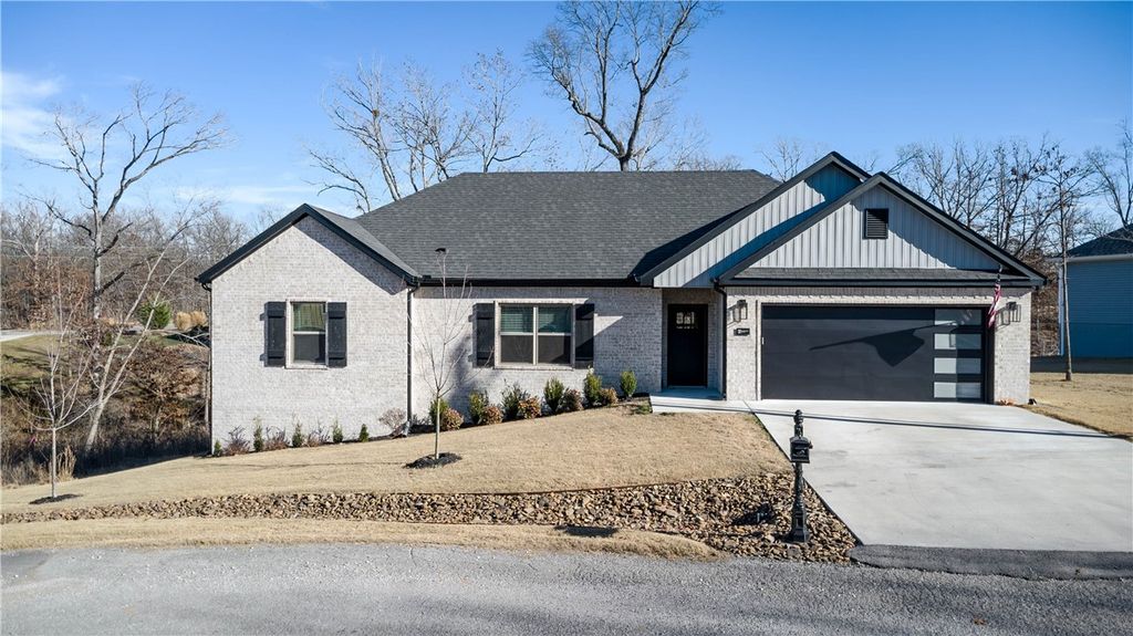 2 Anchinleck Circle, Bella Vista, AR 72715