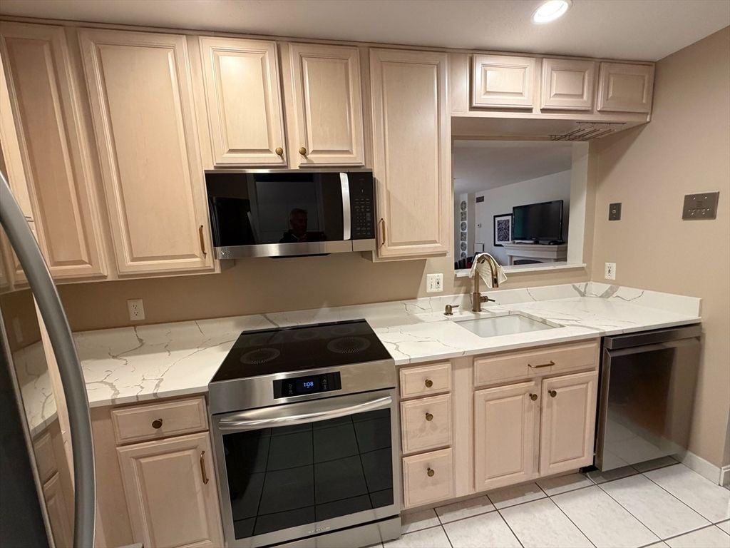 269 Cambridge Rd 204, Woburn, MA 01801