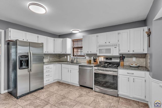 3764 SW Wood View DR, Topeka, KS 66610