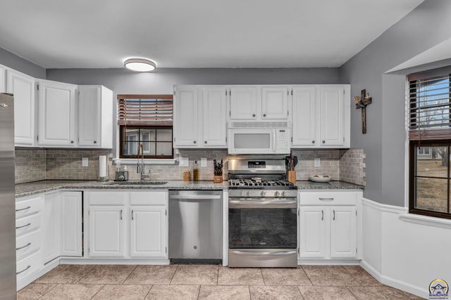 3764 SW Wood View DR, Topeka, KS 66610