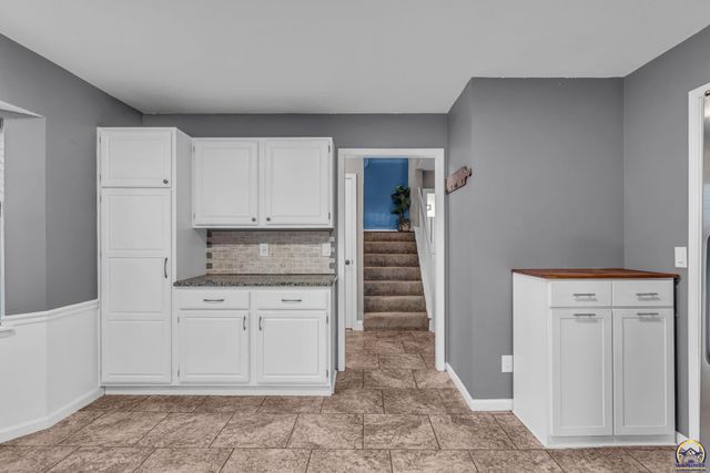 3764 SW Wood View DR, Topeka, KS 66610