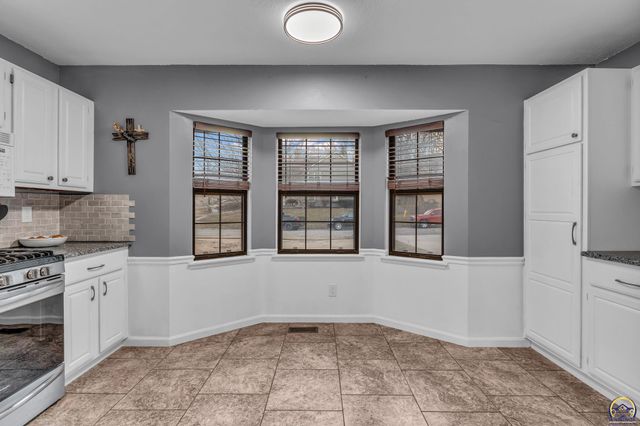 3764 SW Wood View DR, Topeka, KS 66610