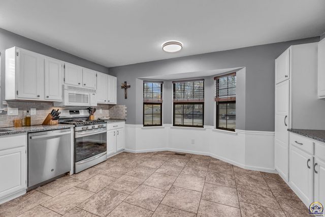 3764 SW Wood View DR, Topeka, KS 66610