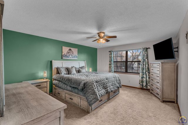 3764 SW Wood View DR, Topeka, KS 66610