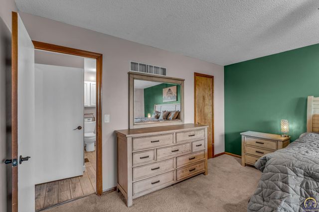 3764 SW Wood View DR, Topeka, KS 66610