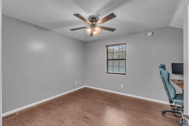 3764 SW Wood View DR, Topeka, KS 66610