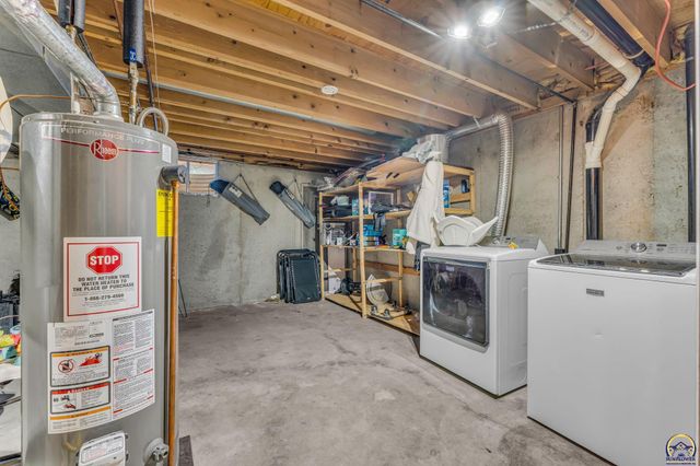 3764 SW Wood View DR, Topeka, KS 66610