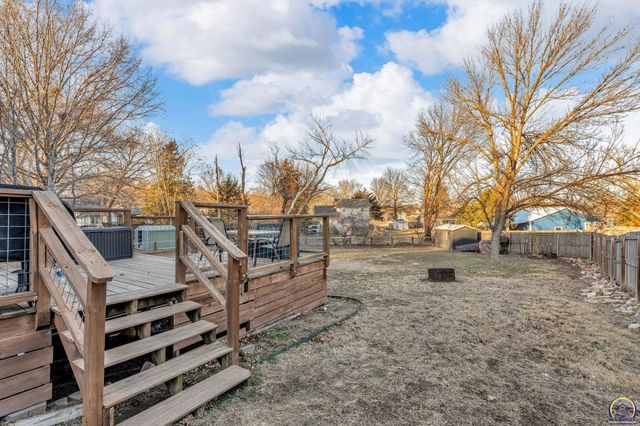 3764 SW Wood View DR, Topeka, KS 66610