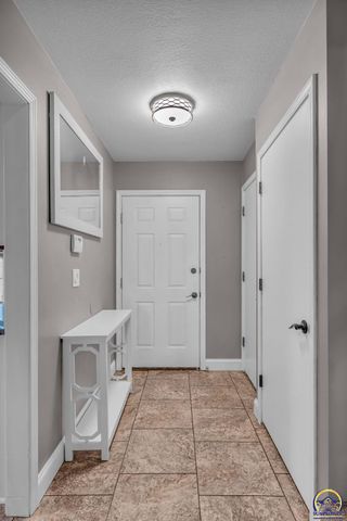 3764 SW Wood View DR, Topeka, KS 66610