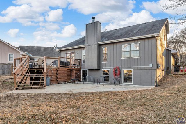 3764 SW Wood View DR, Topeka, KS 66610