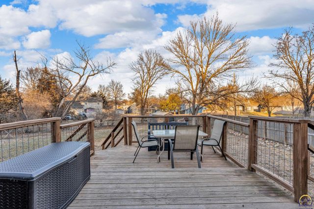 3764 SW Wood View DR, Topeka, KS 66610