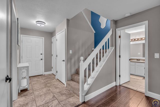 3764 SW Wood View DR, Topeka, KS 66610